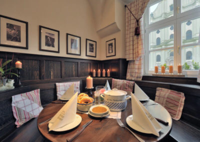 Tisch im Klosterstüberl FFB